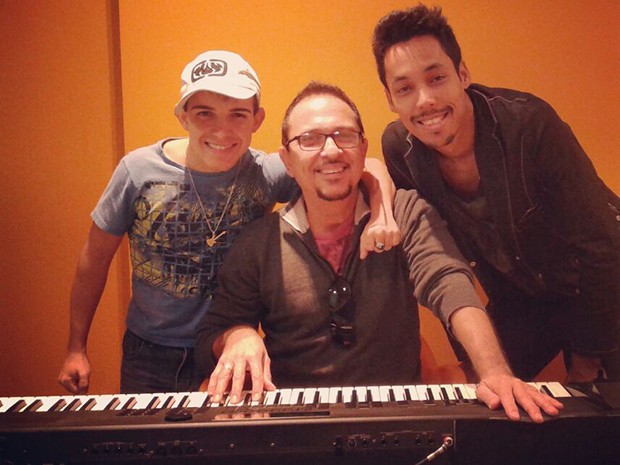 O preparador vocal Tadeu Mathias entre Matheus Fernandes e Kiell Cavalcanti (Foto: Raphael Dias/ Gshow)