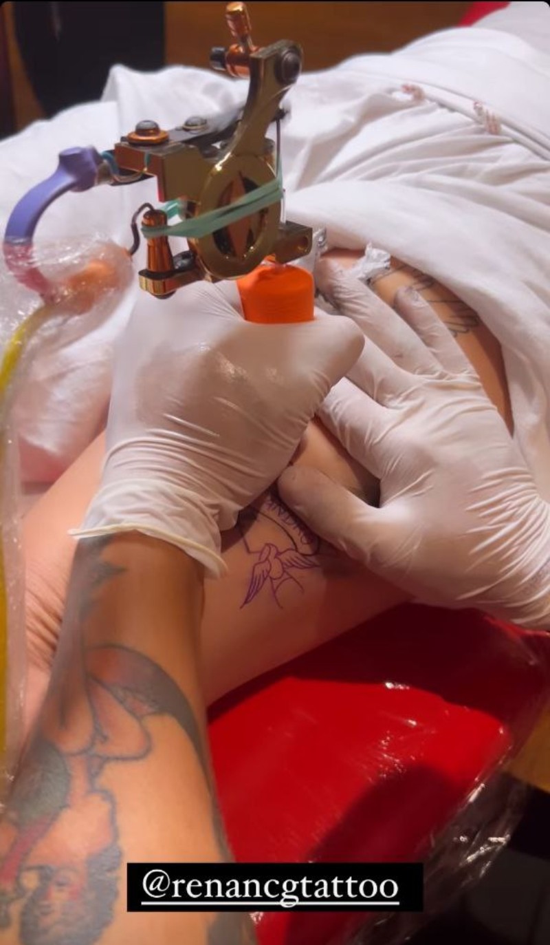 Cleo faz tatuagem com nome do marido (Foto: Reprodução/Instagram)