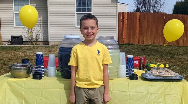 Ben Miller, 9, vende limonadas para ajudar gatos de um abrigo local desde 2019 (Foto: Acervo Pessoal)