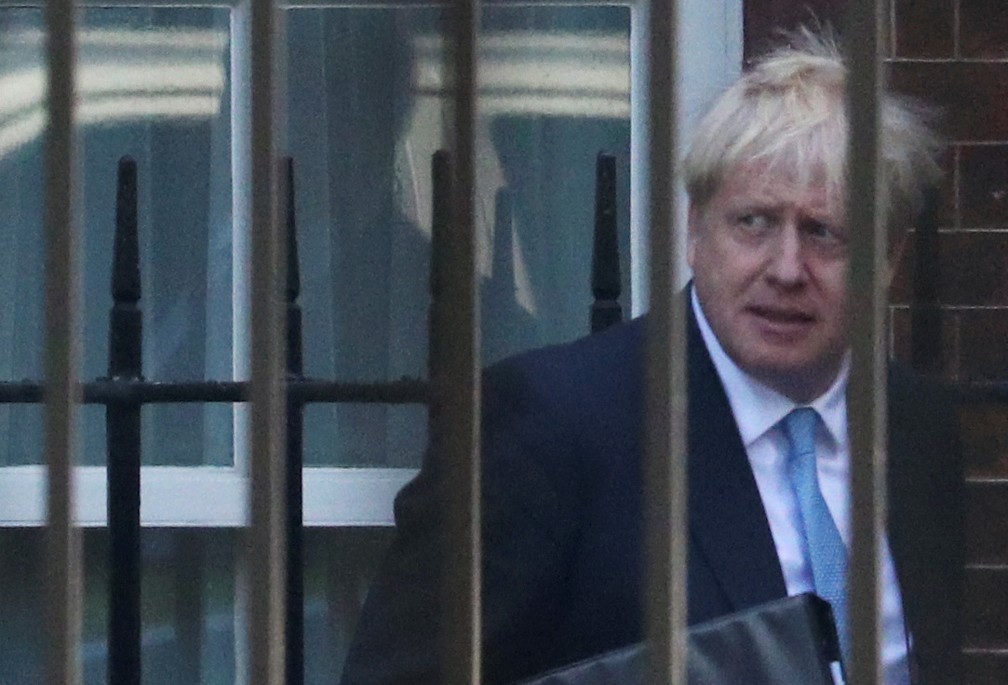 Boris Johnson em frente Ã  sede do governo do Reino Unido, em Londres â€” Foto: Hannah McKay/Reuters