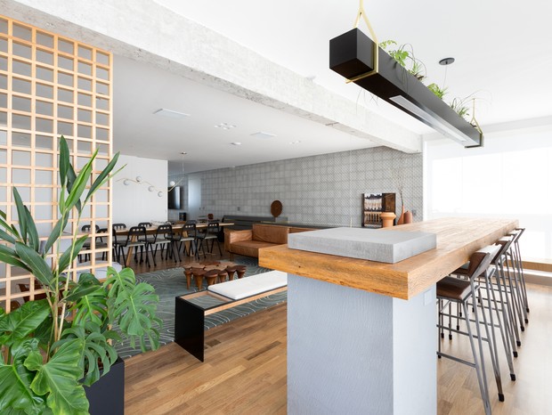 240 m² com muita integração, muxarabi e jardim vertical na cozinha (Foto: Alexandre Disaro)