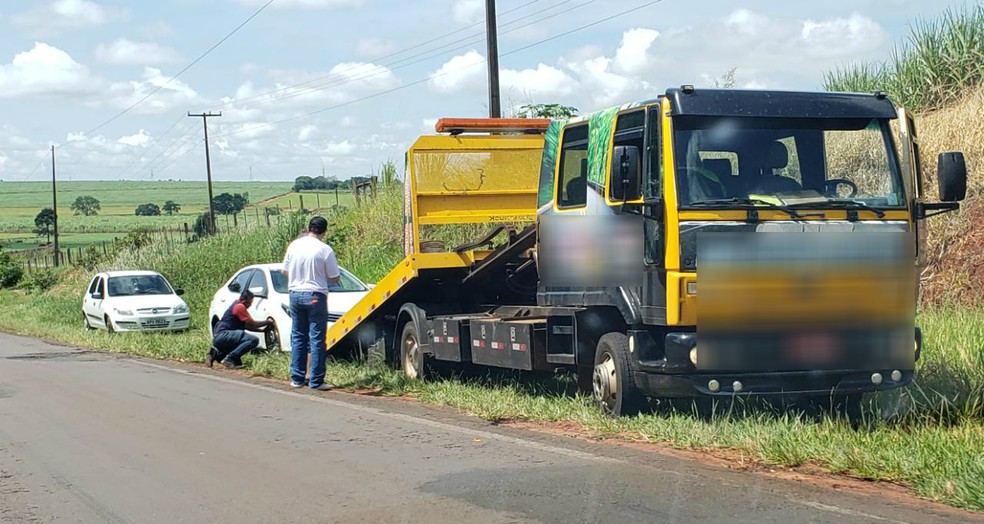 Um dos carros que sofreu uma pane mecânica após abastecer precisou ser guinchado — Foto: Polícia Civil/Divulgação
