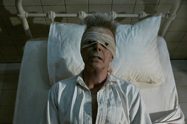David Bowie em cena do clipe de 'Lazarus' (Foto: Reprodução)