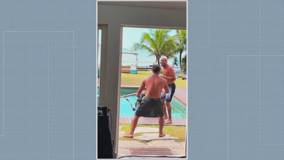 Vídeo com homem dançando segurando uma arma foi postado no Instagram de Orochi, que tem 6,7 milhões de seguidores — Foto: Reprodução/ TV Globo