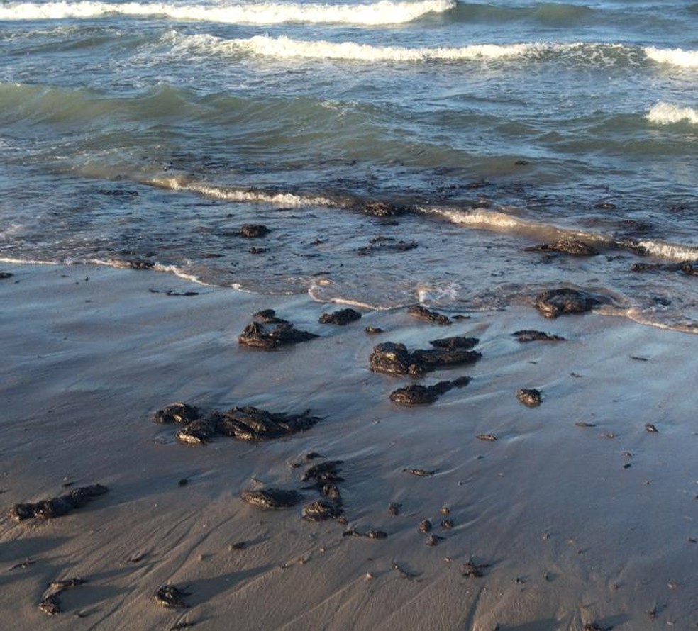 Óleo atingiu a praia de Canoa Quebrada nesta quinta-feira (23). Local é um dos principais pontos turísticos do Ceará.  — Foto: Reprodução/SVM
