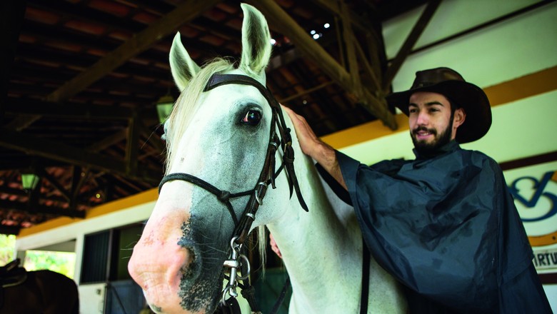 Dilan Carvalho Barreira leva os visitantes para cavalgadas nos animais criados a pasto (Foto: Fernando Martinho)