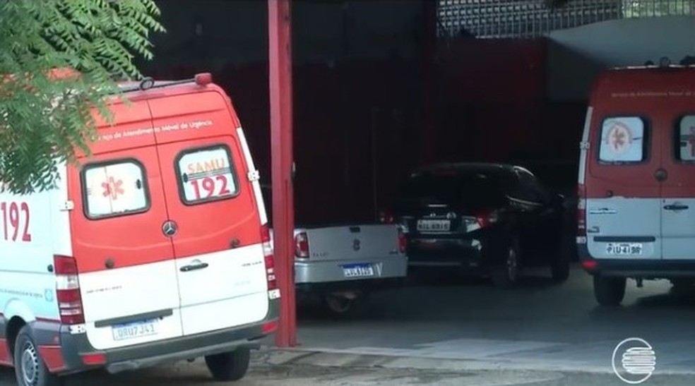 Em uma oficina na zona sul de Teresina, foram flagradas duas ambulâncias. — Foto: Reprodução