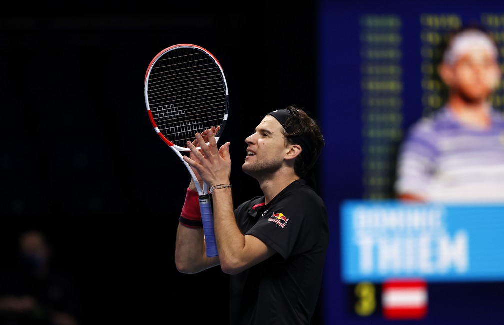 Dominic Thiem comemora vitória sobre Novak Djokovic e vaga na decisão do ATP Finals — Foto: Getty Images