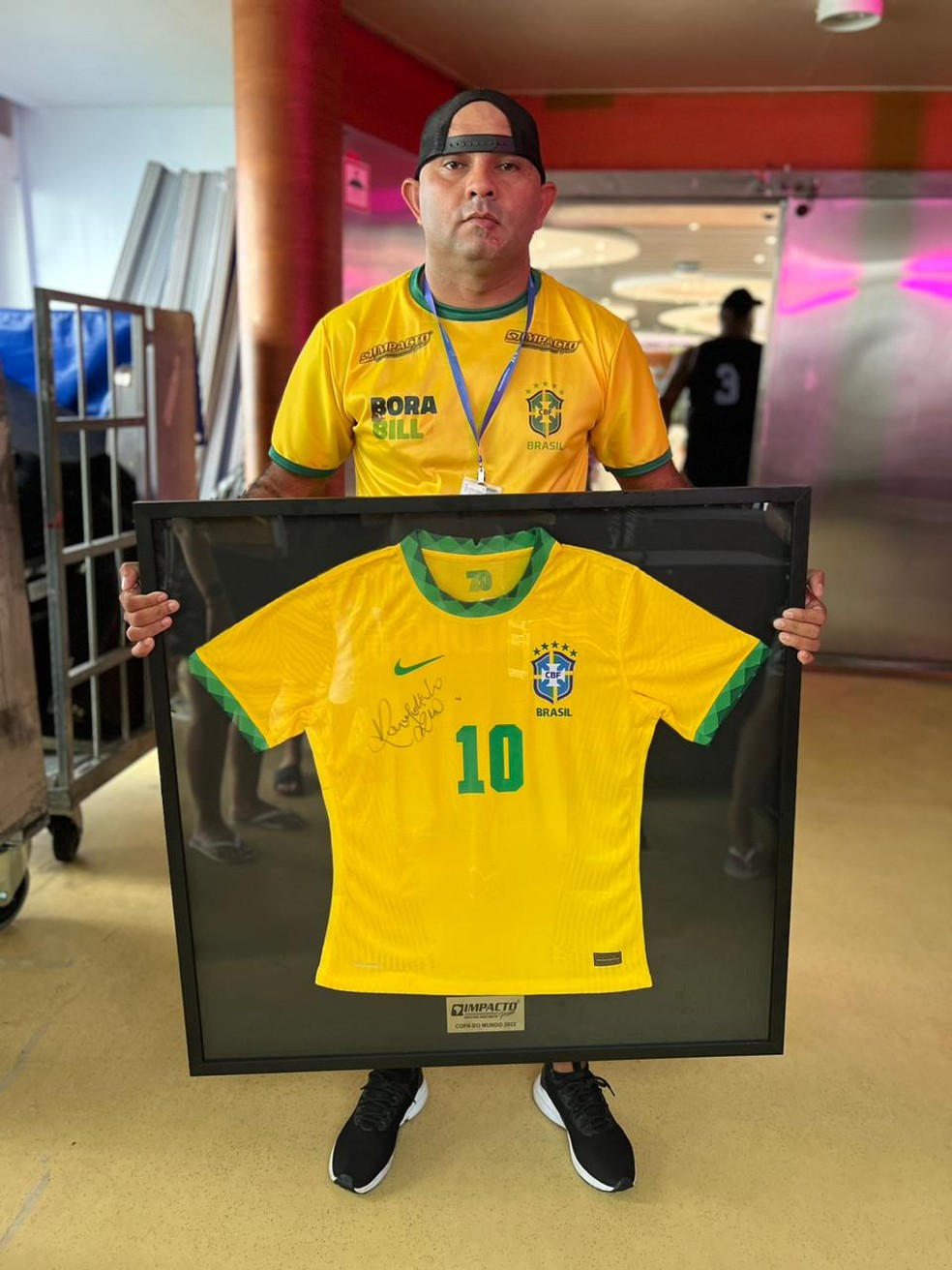 Bill Morais com camisa da seleção brasileira autografada por Ronaldinho Gaúcho. — Foto: Arquivo pessoal