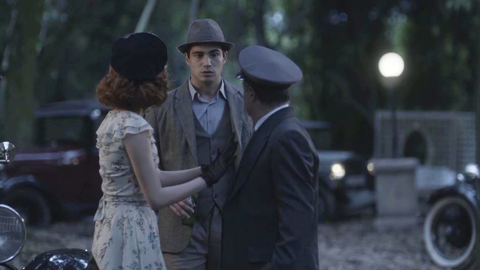 Carlos (Danilo Mesquita) pega Mabel (Carla Nunes) no flagra em 'Éramos Seis' — Foto: Globo