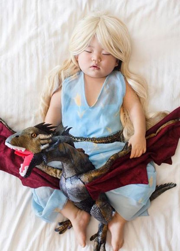 Mãe veste sua bebê com looks icônicos (Foto: Reprodução/Instagram) Mãe veste sua bebê com looks icônicos (Foto: Reprodução/Instagram)