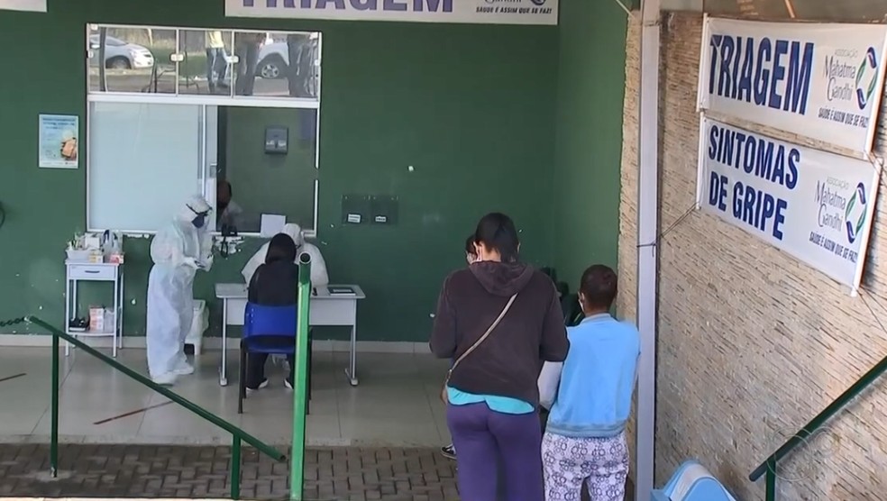 Pacientes passam pela triagem em unidade de sa&uacute;de em Catanduva &mdash; Foto: Reprodu&ccedil;&atilde;o/TV TEM
