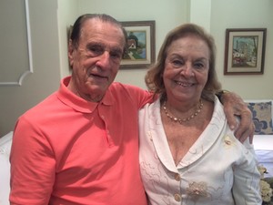 Orlando Drummond posa com Glória, sua esposa há 64 anos. (Foto: Cristina Boeckel/ G1)