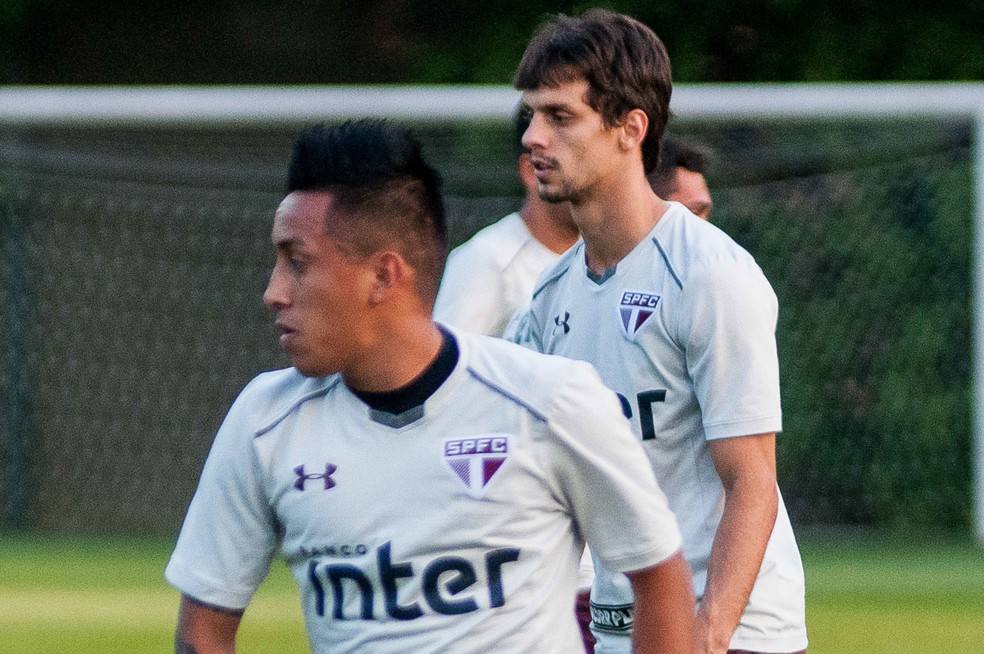 Cueva e Rodrigo Caio, em treino do São Paulo nesta segunda-feira (Foto: Mauricio Rummens / Fotoarena / Estadão Conteúdo)