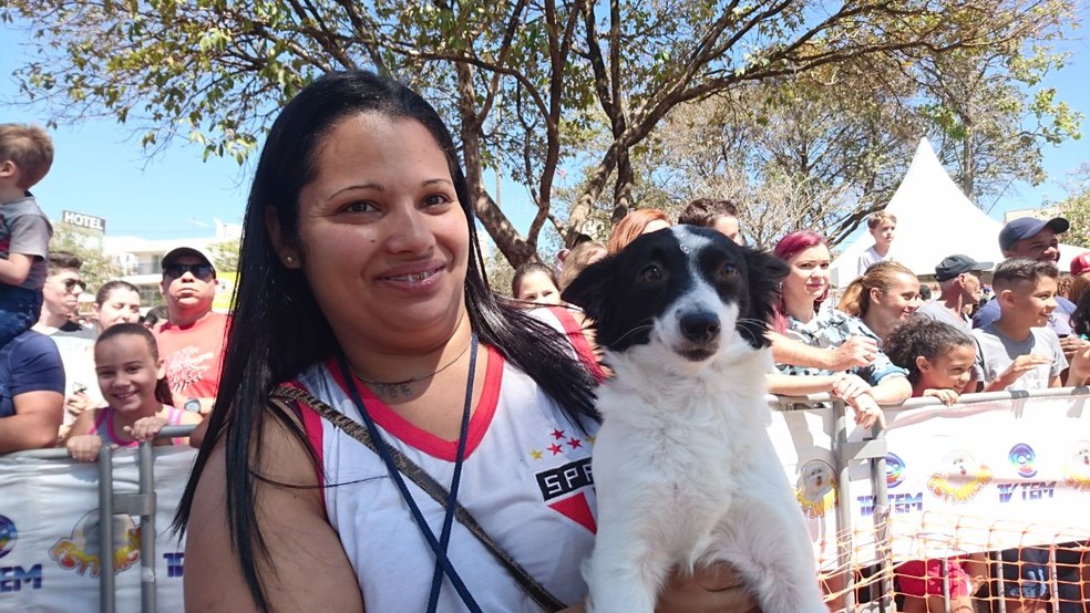 Maria Inês moraes e Luli, a vira-lata mais simpática (Foto: Tiago de Moraes/G1)