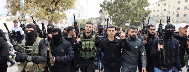 Homens armados palestinos compareceram ao funeral de Ahmed Adu Junaid, morto no dia anterior durante confrontos com forças israelenses no campo de refugiados de Balata, em Nablus. — Foto: Zain Jaafar / AFP
