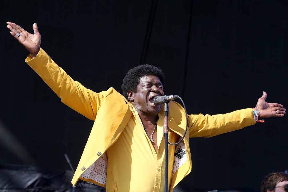 Cantor Charles Bradley se apresenta durante primeiro dia do festival Coachella, nos EUA (Foto: Rich Fury/Invision/AP)