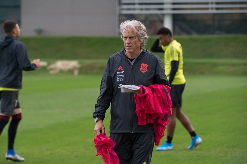 Jorge Jesus pretende não mudar mais de cinco jogadores no time — Foto: Alexandre Vidal / Flamengo