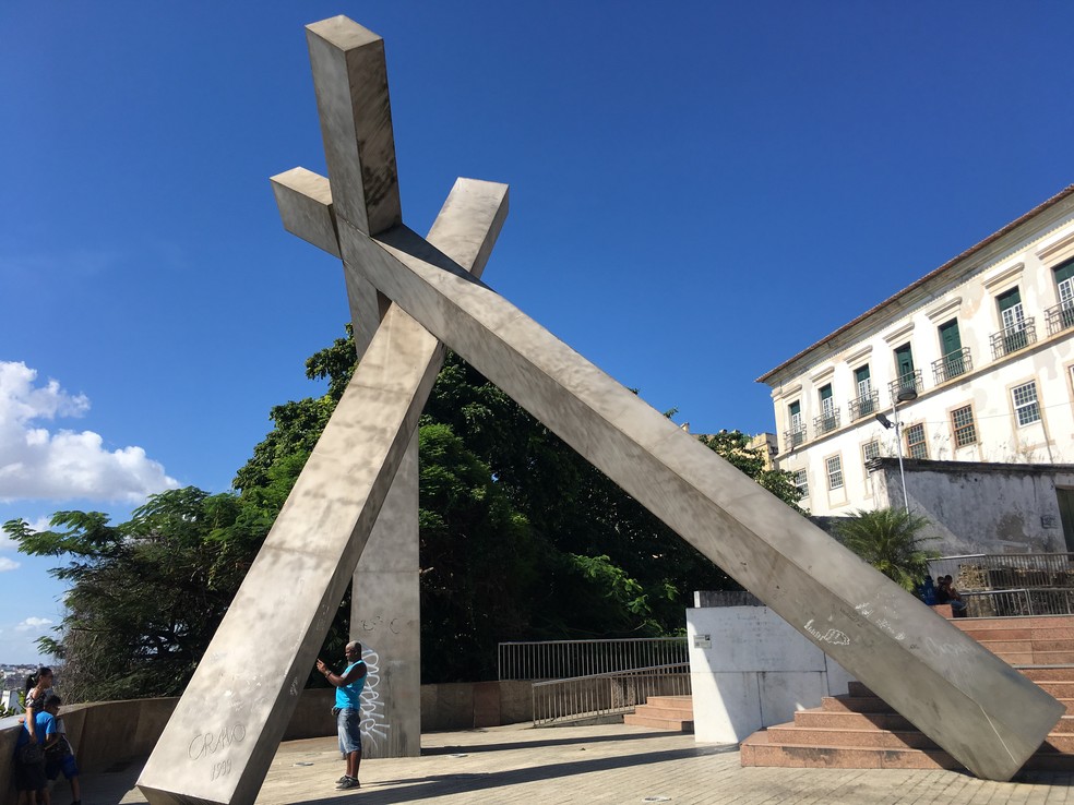 Monumento da Cruz Caída, onde ficava a Igreja da Sé, em Salvador — Foto: Luana Almeida