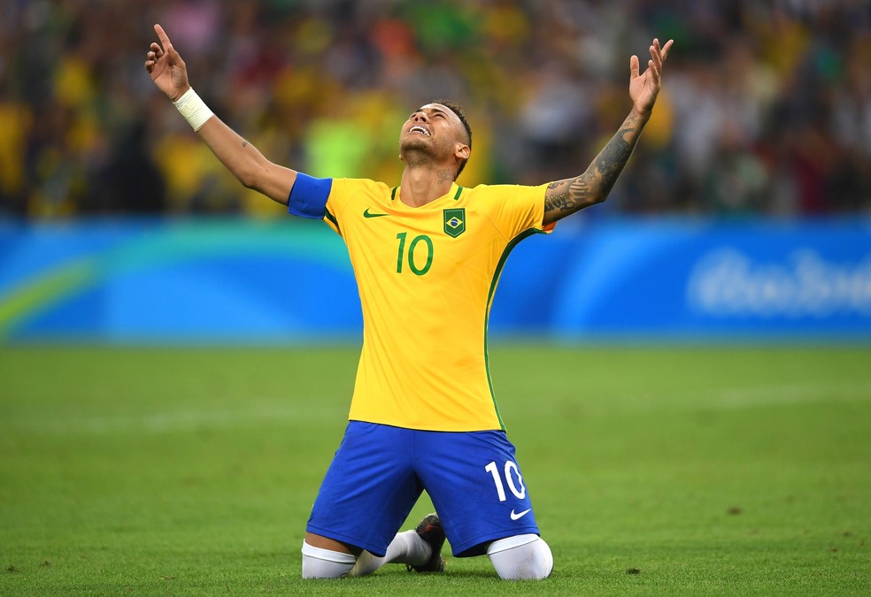 Aos 24 anos, Neymar se ajoelhava no gramado e agradecia aos céus depois de conquistar o primeiro ouro olímpico para o Brasil — Foto: Getty Images