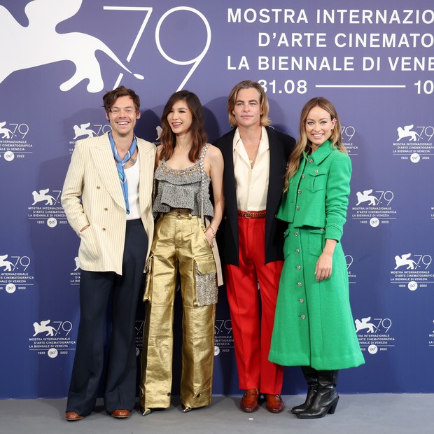 VENICE, ITALY - SEPTEMBER 05: (L-R) Harry Styles, Gemma Chan, Chris Pine and director Olivia Wilde attend the photocall for "Don't Worry Darling" at the 79th Venice International Film Festival on September 05, 2022 in Venice, Italy. (Photo by Daniele Vent (Foto: WireImage)