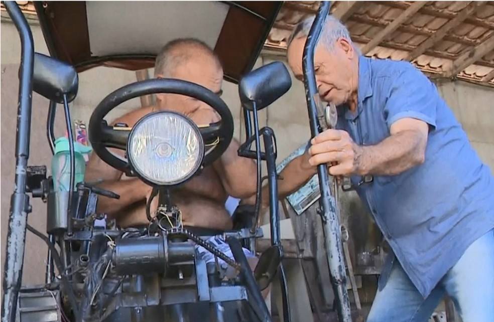 Jayme criou triciclo motorizado para MÃ¡rcio AntÃ´nio â Foto: ReproduÃ§Ã£o/TV Gazeta