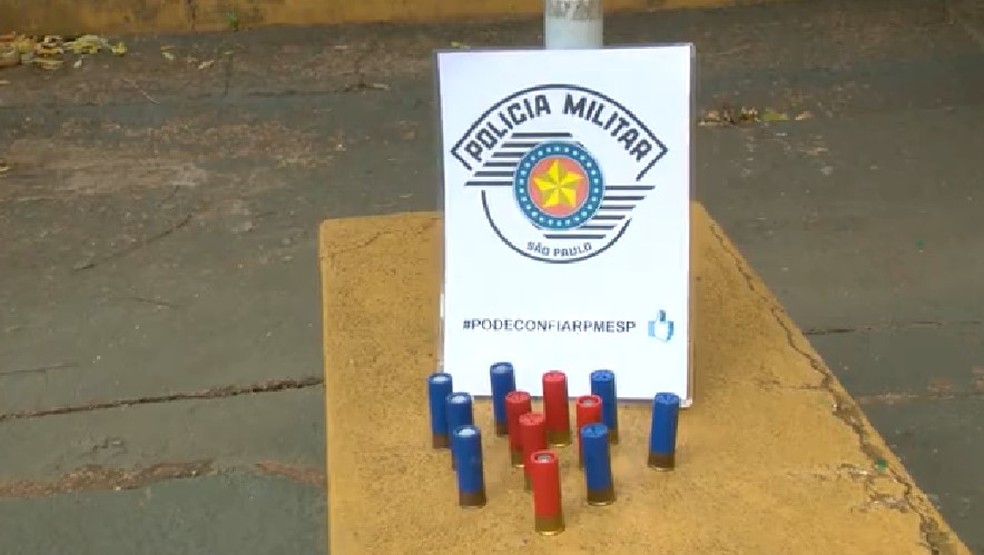 Balas calibre 12 foram encontradas no carro usado na fuga — Foto: Reprodução/TV Fronteira