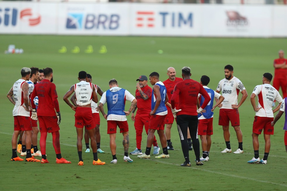 Sampaoli e jogadores em treino do Flamengo &mdash; Foto: Gilvan de Souza/Flamengo