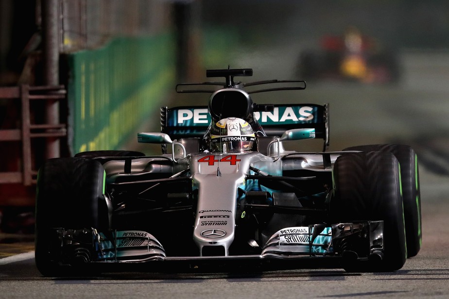 Após dupla da Ferrari bater na largada, Hamilton vence e se isola na liderança