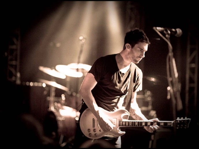 Adam Levine em ação com sua guitarra (Foto: Divulgação)