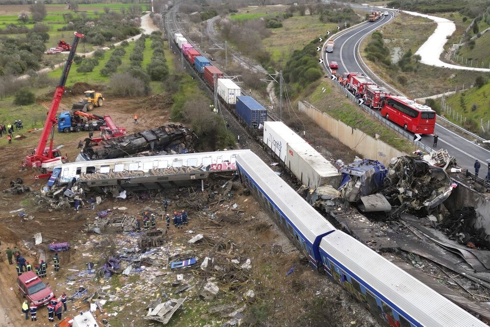 Imagem aérea mostra trem de passageiros após choque com trem de carga na Grécia, em 28 de fevereiro de 2023. — Foto: Vaggelis Kousioras/ AP