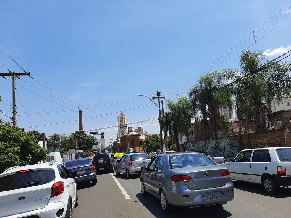 Carreata em Piracicaba pede a saída do presidente Bolsonaro e vacinação para todos — Foto: Caroline Giantomaso/G1