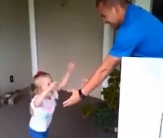 Pai faz surpresa à filha (Foto: Reprodução/YouTube)