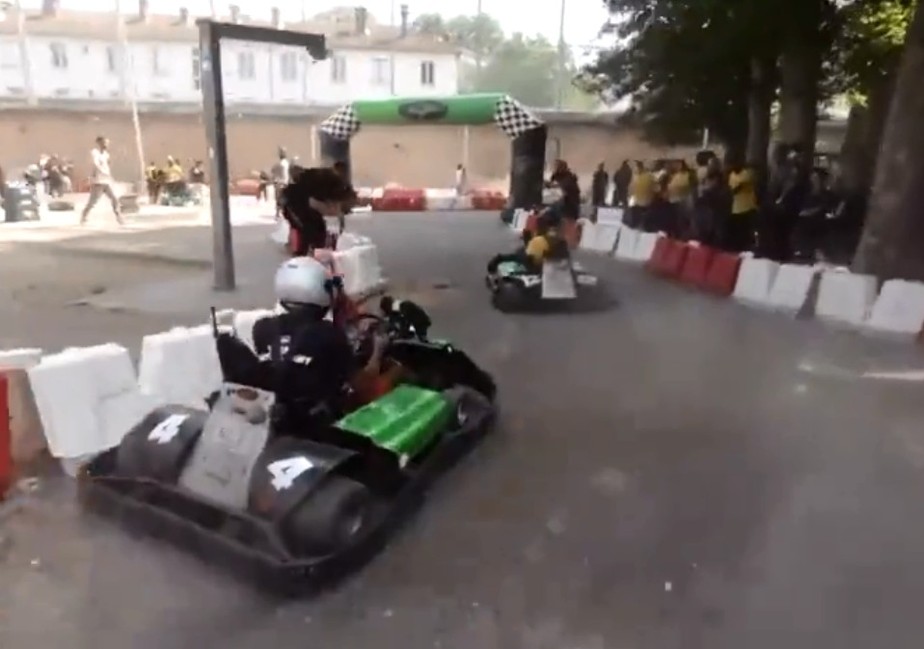 Detentos participam de corrida de kart em presídio na França