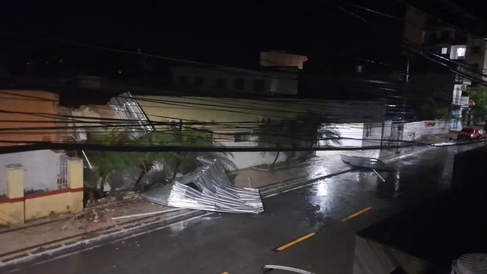 Estrutura metálica foi arrancada com a força dos ventos e da chuva em Quixadá (CE)  — Foto: Arquivo pessoal