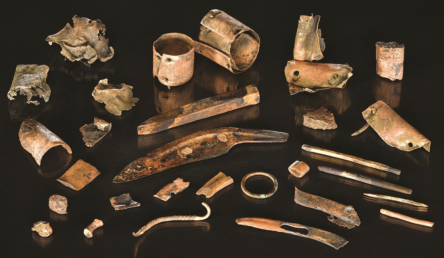 O pequeno kit de ferramentas inclui pedaços de bronze e ferramentas que seriam usadas na vida cotidiana, como um cinzel, um furador com o cabo de bétula ainda preservado, uma faca e uma pequena espada (Foto: Volker Minkus/Universidade de Göttingen)