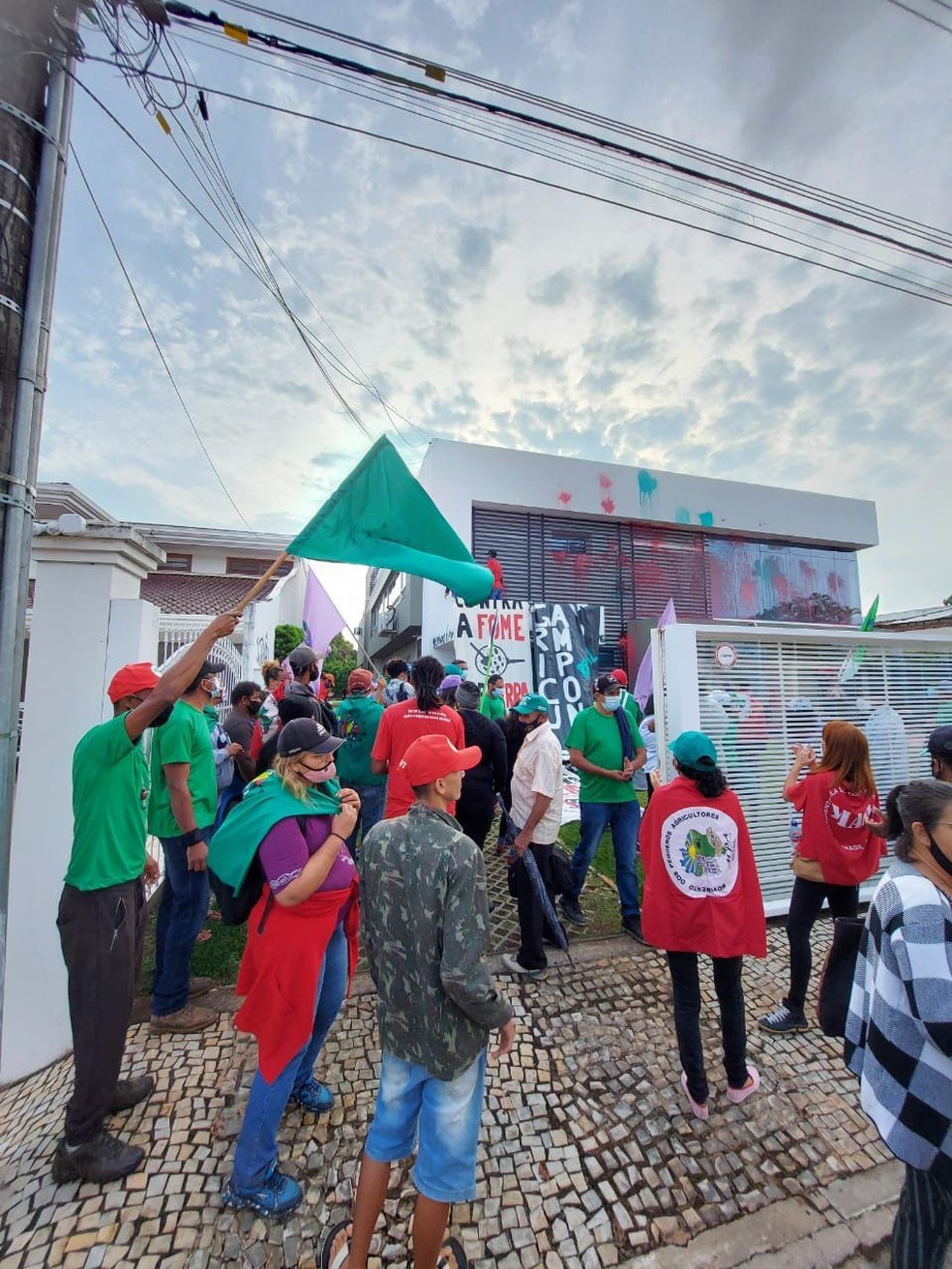 Grupo invade e picha sede da Associação de Produtores de Soja em Brasília — Foto: Twitter/Reprodução