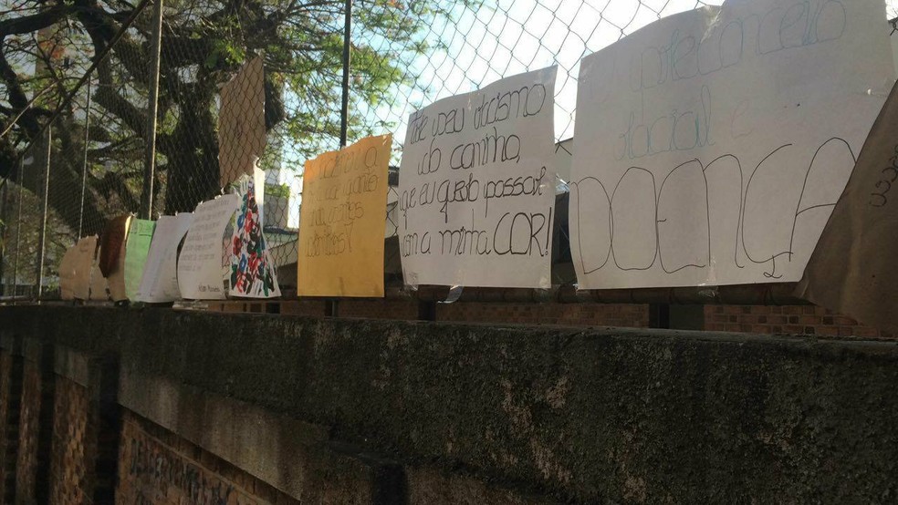 Alunos De Escola Estadual Em Juiz De Fora Colam Cartazes Contra Frase De Racismo Pichada Em Muro Zona Da Mata G1