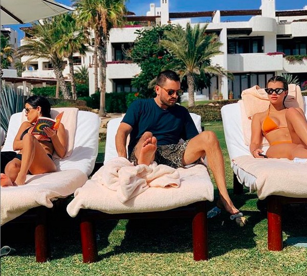 O empresário Scott Disick sentado entre a socialite Kourtney Kardashian e a modelo Sofia Richie em um momento de descontração do trio (Foto: Instagram)