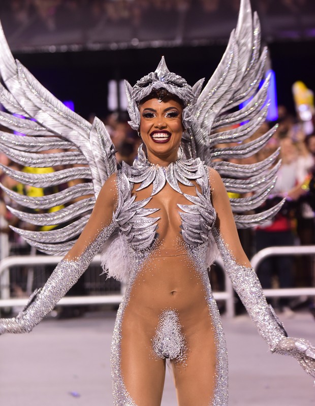 Pamella Gomes como rainha de bateria da TOm Maior no Carnaval 2022 (Foto: Leo Franco/AgNews)