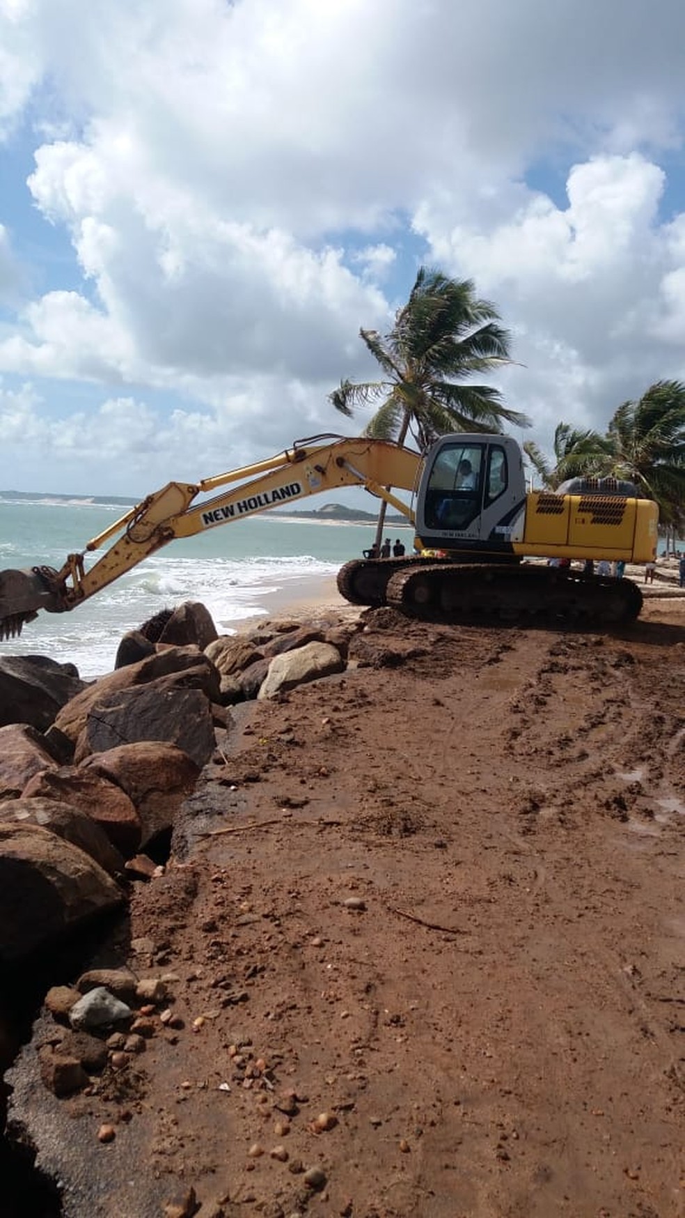 Prefeitura realizou obra emergencial de enrocamento na praia de Barra do Cunhaú — Foto: Prefeitura de Canguaretama/Cedida