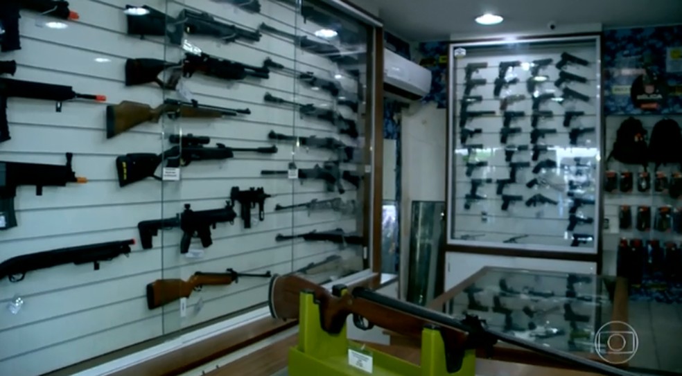 Armas no clube de tiro de Serra, no Espírito Santo  — Foto: Reprodução/TV Globo
