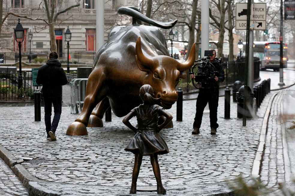 Em 2017, foi instalada em Wall Street a estátua de uma menina 'encarando' o touro para celebrar o Dia da Mulher. — Foto: Brendan McDermid/Reuters