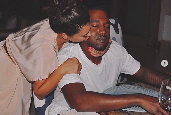 Kim Kardashian e Kanye West em uma das fotos compartilhadas pela socialite para celebrar seu aniversário de 6 anos de casamento com o rapper (Foto: Instagram)