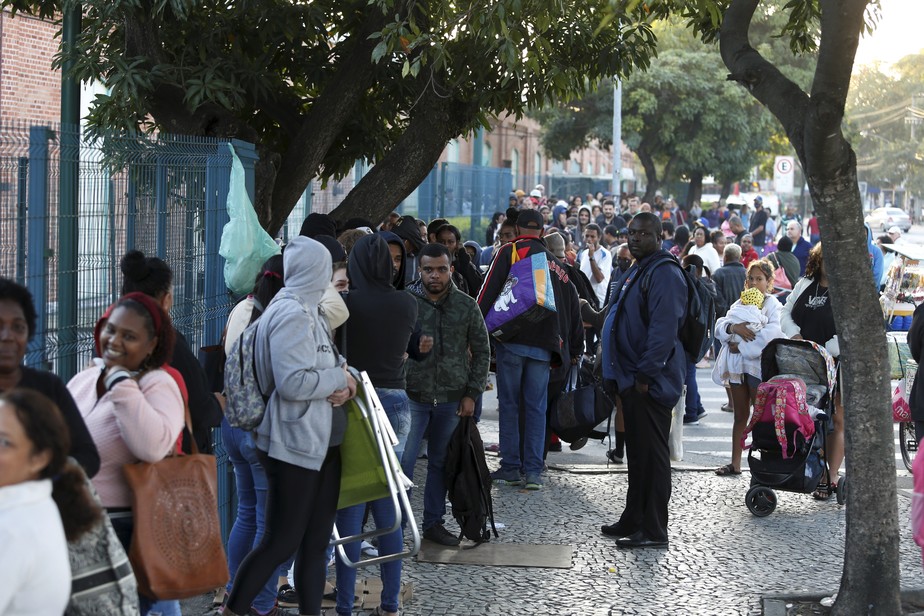 Pessoas enfrentam longas filas para tentar se inscrever no CadÚnico e receber o Auxilio Brasil