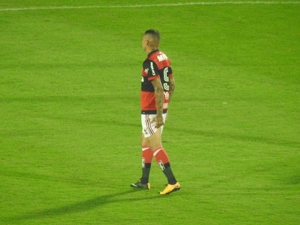 No último jogo pelo Flamengo, Guerrero foi substituído com dores na coxa, em outubro (Foto: Fred Gomes)
