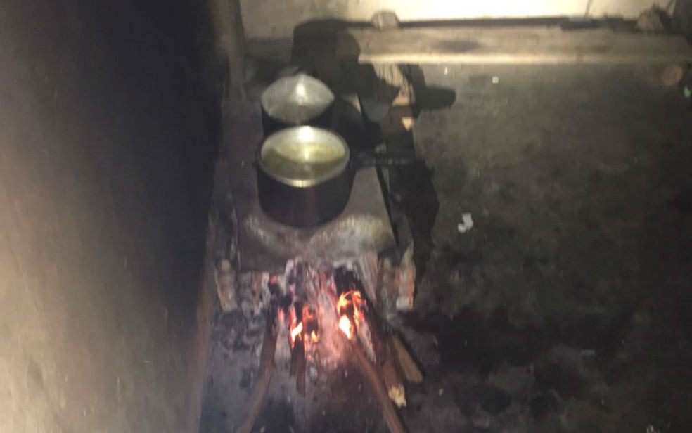 Homens cozinhavam à lenha  (Foto: Divulgação/SRTE)