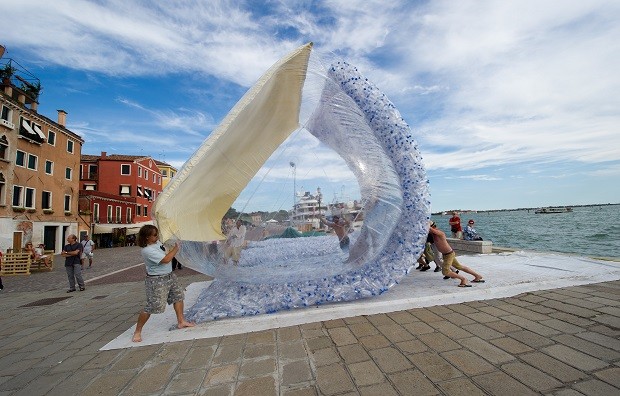 Devebere' Installation a bridge made of thousand of recycled water bottles part of the GAU:DI project in Venice for the Biennale Architecture Collateral Event (Photo by XianPix/Corbis via Getty Images) (Foto: Corbis via Getty Images)