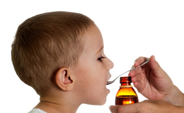 Criança tomando remédio  (Foto: Shutterstock)