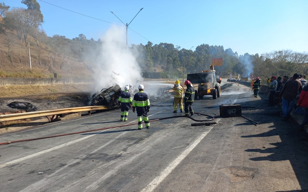 Caminhão baú tomba e pega fogo na Fernão Dias, em Carmo da Cachoeira, MG — Foto: Corpo de Bombeiros